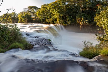 Foto de Cassilandia, Mato Grosso do Sul, Brasil - 06 18 2023: lugar turístico con cascada llamado Salto do rio apore - Imagen libre de derechos