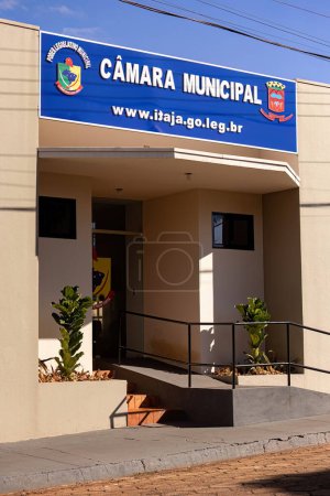 Foto de Itaja, Goias, Brasil - 06 17 2023: primer plano de la fachada del ayuntamiento de itaja poder legislativo municipal - Imagen libre de derechos