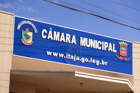 Foto de Itaja, Goias, Brasil - 06 17 2023: primer plano de la fachada del ayuntamiento de itaja poder legislativo municipal - Imagen libre de derechos
