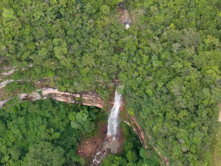 Foto de Imagen aérea de la cascada Cachoeira do Socorro paraje turístico natural en Cassilandia - Imagen libre de derechos
