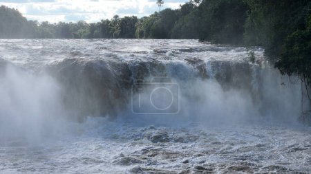 imagen aérea de la cascada en el río apore