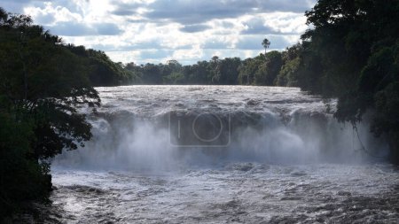 zdjęcie lotnicze wodospadu na rzece apore