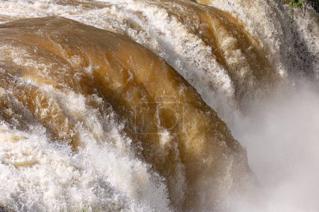 primer plano del agua que cae en una cascada de río