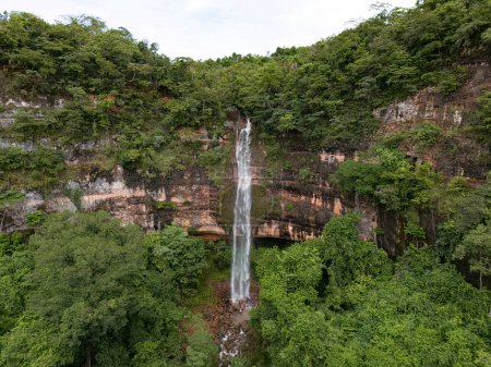 Image aérienne de la cascade Cachoeira do Socorro site touristique naturel de Cassilandia
