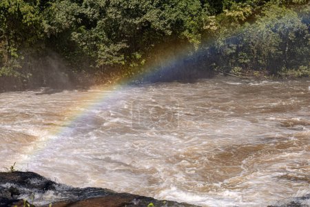 Foto de Primer plano del arco iris en un río por la tarde - Imagen libre de derechos