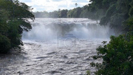 zdjęcie lotnicze wodospadu na rzece apore