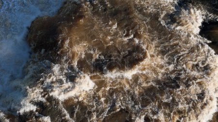 Foto de Imagen aérea de la cascada en el río en vista superior - Imagen libre de derechos