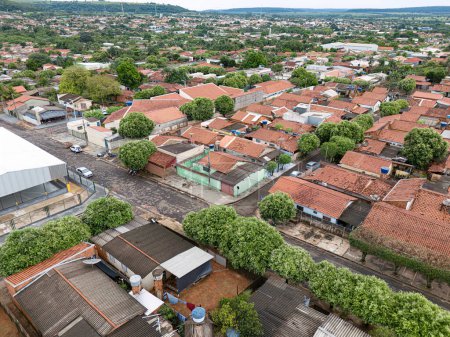 Foto de Cassilandia, Mato Grosso do Sul, Brasil - 04 12 2024: Imagen aérea de un barrio común de clase baja en el interior brasileño - Imagen libre de derechos