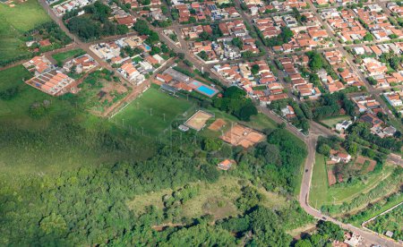 Téléchargez les photos : Cassilandia, Mato Grosso do Sul, Brésil - 04 16 2024 : Image aérienne de AABB Associacao Atletica Banco do Brasil club in cassilandia - en image libre de droit