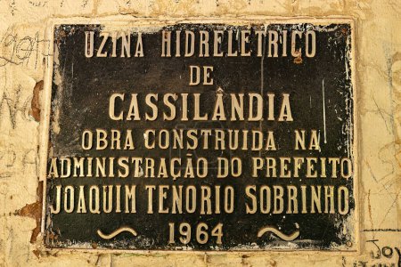Foto de Cassilandia, Mato Grosso do Sul, Brasil - 01 26 2024: Placa de cimentación de la central hidroeléctrica de Cassilandia en 1964 - Imagen libre de derechos