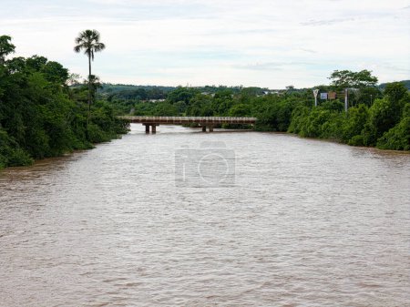 Foto de Cassilandia, Mato Grosso do Sul, Brasil - 04 12 2024: Imagen aérea de un puente sobre el río Apore, frontera del estado de Mato Grosso do Sul con Goias - Imagen libre de derechos