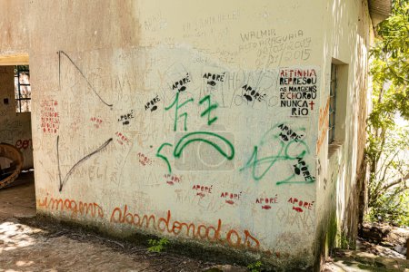 Foto de Cassilandia, Mato Grosso do Sul, Brasil - 01 26 2024: muro de sitio turístico abandonado con graffiti y plantilla - Imagen libre de derechos
