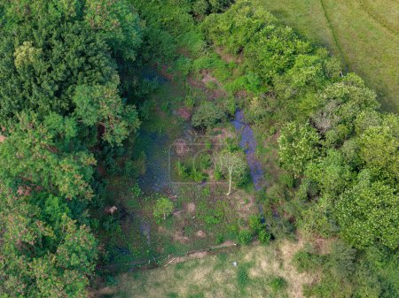 Foto de Cassilandia, Mato Grosso do Sul, Brasil - 04 16 2024: Imagen aérea de la salida del tratamiento de aguas residuales hacia Corrego Cedro - Imagen libre de derechos