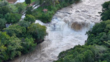 Foto de Cassilandia, Mato Grosso do Sul, Brasil - 04 18 2024: imagen aérea del sitio turístico Salto Do Rio Apore en cassilandia - Imagen libre de derechos