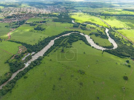 Foto de Cassilandia, Mato Grosso do Sul, Brasil - 04 18 2024: panorama de cerca del río apore cerca de cassilandia - Imagen libre de derechos