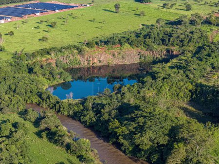 Foto de Cassilandia, Mato Grosso do Sul, Brasil - 04 18 2024: imagen aérea de una cantera de basalto con lago lleno - Imagen libre de derechos