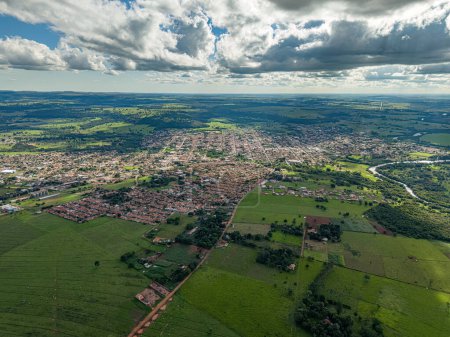 Foto de Cassilandia, Mato Grosso do Sul, Brasil - 04 18 2024: Imagen aérea de la ciudad de Cassilandia en panorama - Imagen libre de derechos