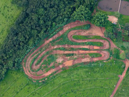 Foto de Cassilandia, Mato Grosso do Sul, Brasil - 04 18 2024: imagen aérea de la pista de motocross en el punto turístico Salto Do Rio Apore en Cassilandia - Imagen libre de derechos
