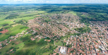 Foto de Cassilandia, Mato Grosso do Sul, Brasil - 04 16 2024: Imagen aérea de Cassilandia una pequeña ciudad brasileña en Panorama - Imagen libre de derechos