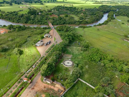 Foto de Cassilandia, Mato Grosso do Sul, Brasil - 04 16 2024: Imagen aérea del tratamiento de aguas residuales, estación tributaria, autopista y río apore - Imagen libre de derechos