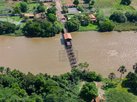 Foto de Cassilandia, Mato Grosso do Sul, Brasil - 04 16 2024: Imagen aérea de un puente viejo cassilandia postal antiguo cruce entre goias y mato grosso do sul - Imagen libre de derechos