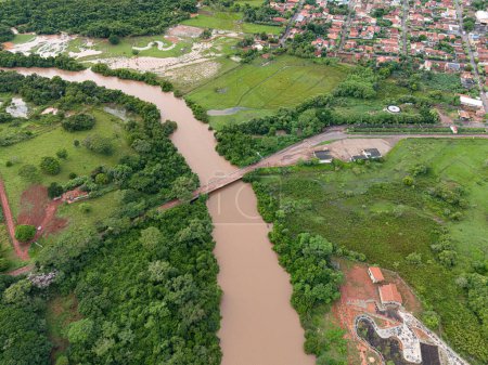 Foto de Cassilandia, Mato Grosso do Sul, Brasil - 04 12 2024: Imagen aérea de un puente sobre el río Apore, frontera del estado de Mato Grosso do Sul con Goias - Imagen libre de derechos