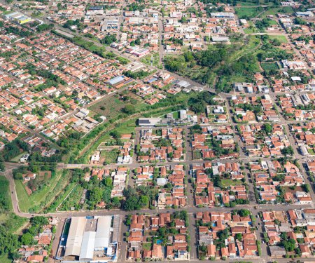 Foto de Cassilandia, Mato Grosso do Sul, Brasil - 04 16 2024: Imagen aérea del curso del arroyo cedro dentro de la ciudad de cassilandia - Imagen libre de derechos