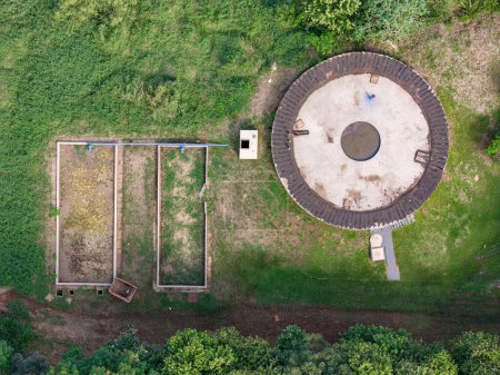 Foto de Cassilandia, Mato Grosso do Sul, Brasil - 04 16 2024: Imagen aérea de un sitio de tratamiento de aguas residuales en la salida de Cassilandia junto a la estación de impuestos y Corrego Cedro - Imagen libre de derechos