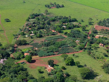 Foto de Cassilandia, Mato Grosso do Sul, Brasil - 04 16 2024: Imagen aérea del valle rural del distrito de apore cerca de Cassilandia - Imagen libre de derechos