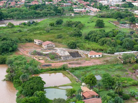 Foto de Cassilandia, Mato Grosso do Sul, Brasil - 04 12 2024: Imagen aérea de la casa de baños municipal de Cassilandia en construcción, estado de abandono - Imagen libre de derechos