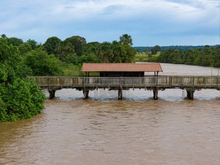 Foto de Cassilandia, Mato Grosso do Sul, Brasil - 04 12 2024: Imagen aérea de un puente viejo cassilandia postal antiguo cruce entre goias y mato grosso do sul - Imagen libre de derechos