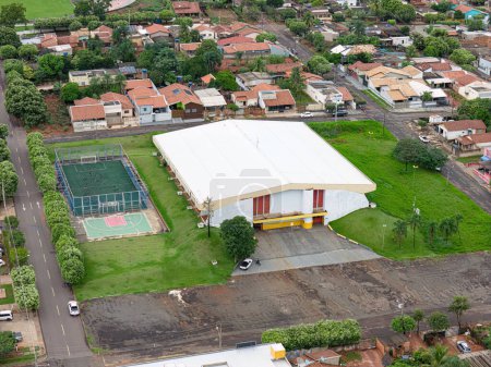 Foto de Cassilandia, Mato Grosso do Sul, Brasil - 04 12 2024: Imagen aérea del estadio municipal multideportivo de cassilandia - Imagen libre de derechos