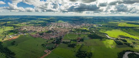 Foto de Cassilandia, Mato Grosso do Sul, Brasil - 04 18 2024: Imagen aérea de la ciudad de Cassilandia en panorama - Imagen libre de derechos