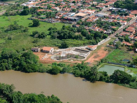 Foto de Cassilandia, Mato Grosso do Sul, Brasil - 04 16 2024: Imagen aérea de la casa de baños municipal de Cassilandia en construcción, estado de abandono - Imagen libre de derechos