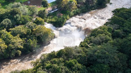 Foto de Cassilandia, Mato Grosso do Sul, Brasil - 04 18 2024: imagen aérea del sitio turístico Salto Do Rio Apore en cassilandia - Imagen libre de derechos