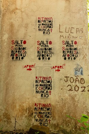 Foto de Cassilandia, Mato Grosso do Sul, Brasil - 01 26 2024: protestas a lápiz en ruinas escribiendo poemas en portugués en forma de cruz contra plantas hidroeléctricas - Imagen libre de derechos