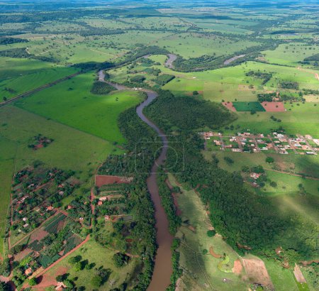 Foto de Cassilandia, Mato Grosso do Sul, Brasil - 04 16 2024: panorama de cerca del río apore cerca de cassilandia - Imagen libre de derechos
