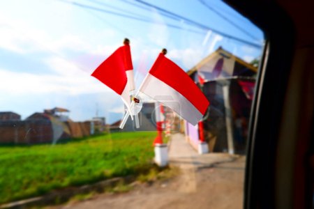 Foto de La bandera roja y blanca para el día de la independencia de Indonesia se instala en la ventana del automóvil - Imagen libre de derechos