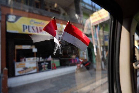 Foto de La bandera roja y blanca para el día de la independencia de Indonesia se instala en la ventana del automóvil - Imagen libre de derechos