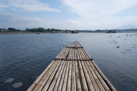 Téléchargez les photos : Bagendit Lake attractions touristiques avec un bateau en bambou pour jouer au milieu du lac. - en image libre de droit