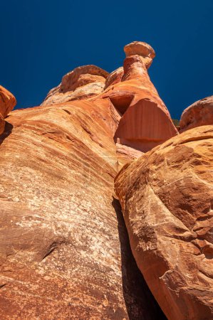 Téléchargez les photos : Une grande et belle flèche de pierre naturelle atteint haut dans le ciel dans un canyon éloigné du Colorado. - en image libre de droit