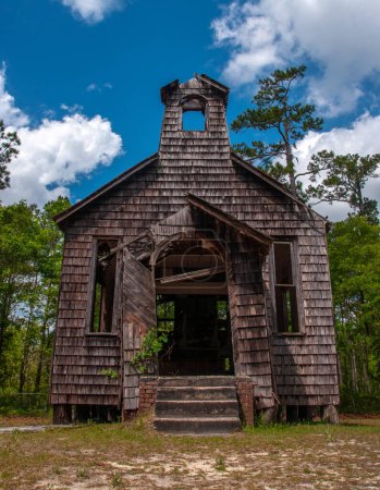Foto de Una vieja iglesia abandonada y descuidada en una carretera en el país bajo de Carolina del Sur. - Imagen libre de derechos