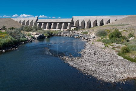 Foto de Una fotografía mirando río arriba en el río Arkansas mientras fluye desde la presa en Pueblo Lake cerca de Pueblo, Colorado. - Imagen libre de derechos