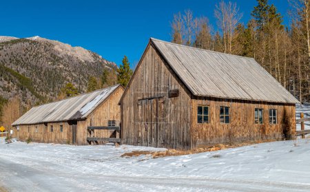 Téléchargez les photos : Beautiful weathered wooden barns on the outskirts of St. Elmo, a popular Colorado ghost town. - en image libre de droit