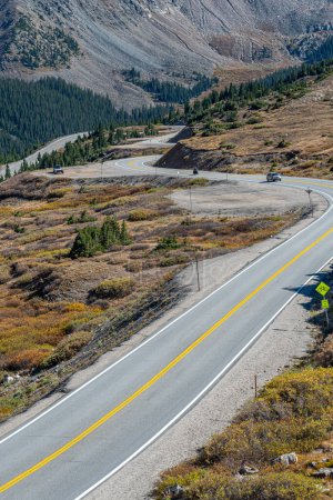 Foto de A view of a scenic winding Highway 6 taking tourists and sightseers up Loveland Pass in the Rocky Mountains of Colorado. - Imagen libre de derechos