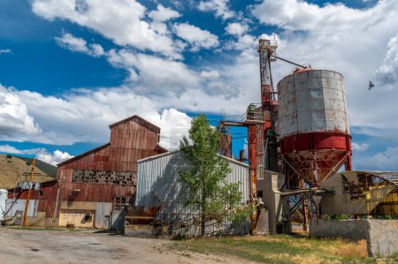 Foto de Esta planta industrial en Colorado ha sido cerrada y abandonada y lentamente está cayendo presa de los elementos. - Imagen libre de derechos