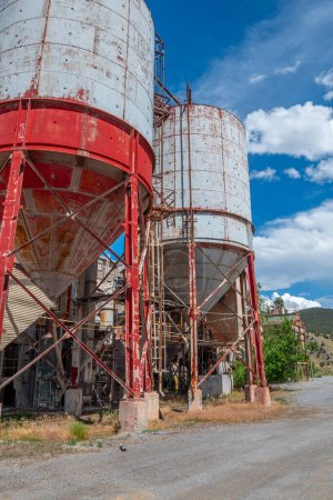 Téléchargez les photos : Cette usine industrielle dans le Colorado a été fermée et abandonnée et tombe lentement en proie aux éléments. - en image libre de droit