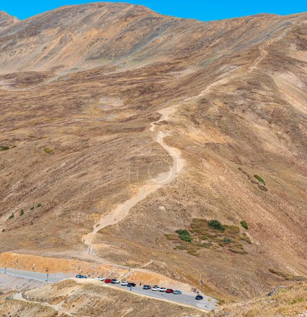 Téléchargez les photos : Une vue sur la montagne de haute altitude du col Loveland, près de Breckenridge, Colorado montrant un sentier populaire, les montagnes majestueuses et l'aire de stationnement. - en image libre de droit