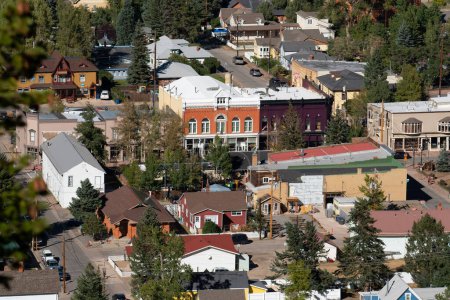 Foto de GEORGETOWN, COLORADO - SEPTIEMBRE 2021: Una vista desde la ladera de la montaña de la gente disfrutando de un día de otoño en esta histórica ciudad. - Imagen libre de derechos