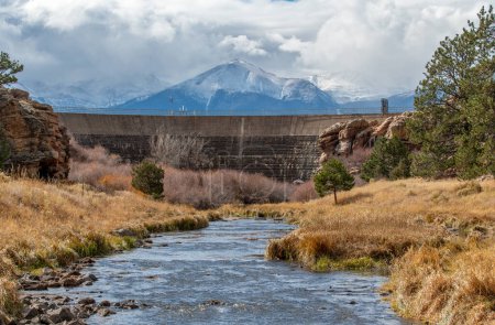 Téléchargez les photos : Le beau ruisseau Grape Creek qui s'écoule du réservoir DeWeese dans le comté de Custer, Colorado avec une toile de fond de la chaîne de montagnes Sangre de Cristo. - en image libre de droit